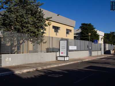 Spostandoci su via delle Azalee ci imbattiamo nell�hub vaccinale inaugurato nel 2021 a seguito della pandemia di Covid